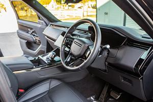 Range Rover Sport SV Edition One 2024 d'occasion en parfait état, faible kilométrage - Product Image 2