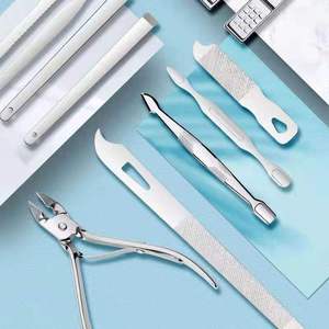 Juego de manicura y pedicura de acero inoxidable de 19 piezas personalizado al por mayor, cortaúñas y herramientas exfoliantes para la eliminación de piel muerta - Product Image 3