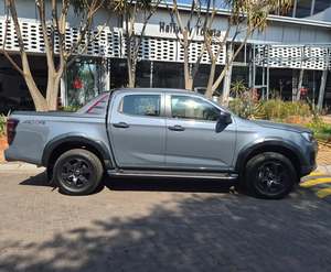 Pick-up Isuu d'occasion 2022, automatique, turbo, 5 portes, 5 places, sièges en cuir, pneus R19, barre de toit en alliage d'aluminium, caméra arrière - Product Image 6