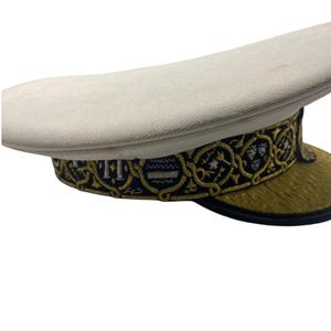 C'est une casquette de bureau blanche à visière avec un emblème du blason croate. - Product Image 2