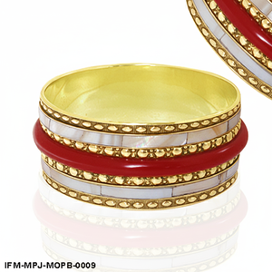 Brazalete de Latón con Madreperla y Detalles Rojos, Brazalete de Moda con Incrustaciones de Concha Hecho a Mano para Mujer - Product Image 1