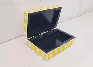 Boîte à bijoux indienne artisanale en résine avec incrustation d'os Style d'amour nautique poli pour la décoration de la maison par Natural Creations Inc - Product Image 3