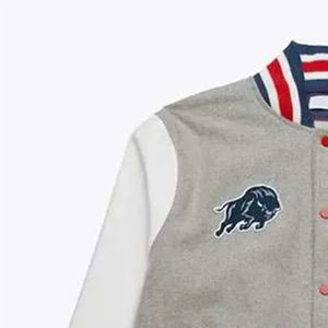 แจ็กเก็ตแฟชั่นสไตล์ไฮสตรีทแจ็กเก็ตเบสบอลสีเทาสำหรับผู้หญิงแขนเสื้อสีขาวปักโลโก้ได้ตามต้องการ - Product Image 6