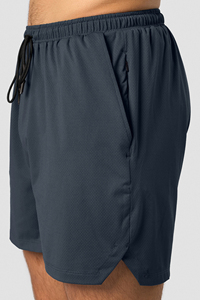Short de sport en maille marine respirant pour homme avec poches zippées et tissu extensible parfait pour les shorts d'entraînement à haute intensité - Product Image 3