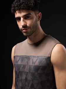 เสื้อกล้ามผู้ชายทรงเข้ารูป ผ้าฝ้ายถัก 3 มิติ ระบายอากาศ แห้งเร็ว สไตล์สตรีทแวร์ คุณภาพสูง MOQ ต่ำ รับสกรีนโลโก้ สำหรับออกกำลังกาย - Product Image 4