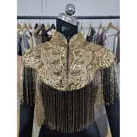 Cape à franges en sequins dorés pour spectacle de danse sur scène