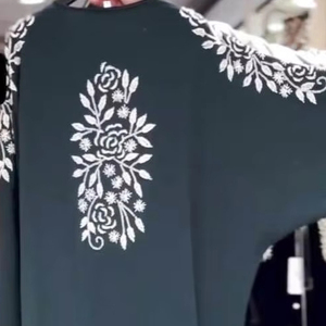 Vêtements musulmans traditionnels modernes, élégants et modestes pour femmes, style abaya ethnique brodé à la main Dubaï-Accessoire inclus - Product Image 1