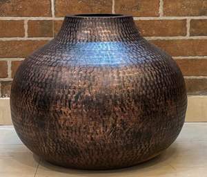 Juego de 3 floreros de metal con forma de guijarro hechos a mano con textura de superficie con acabado de cobre antiguo para decoración de sala de estar y dormitorio - Product Image 1