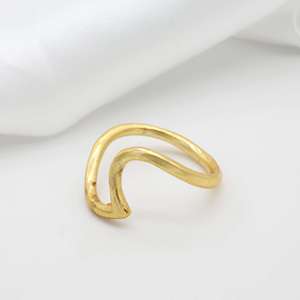 Bague minimaliste en laiton plaqué or 18 carats, motif vague abstrait, géométrique, vente en gros pour femmes - Product Image 4