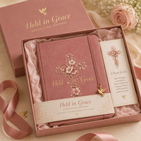 Carnet de prière LABON Rose Poudré Held in Grace avec Croix Florale Dorée, Couverture Rigide, Coffret Cadeau Chrétien
