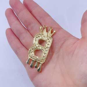 Colgante 'B' Inicial Coronada-Plata Chapada en Oro Amarillo 2 Tonos - Product Image 2