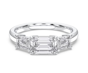 Anillo de compromiso de 3 puntas de piedra de diamante cultivado de corte esmeralda de moissanita de 2,50 quilates de quilates, hecho en platino para mujer - Product Image 3