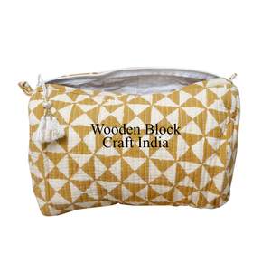 Juego de Bolsas de Maquillaje Acolchadas con Estampado Floral Pastel, Hechas a Mano, de Alta Calidad y Precio Accesible, Juego de 3 Bolsas de Cosméticos Modernas para Mujer - Product Image 1