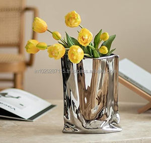 Grand vase à fleurs en métal sur pied avec corps sculpté et design culturel parfait pour les entrées ou les foyers de mariage - Product Image 3