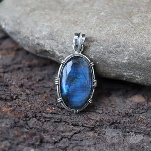 Pendentif ovale classique en argent sterling 925 avec pierre précieuse Labradorite pour fêtes et cadeaux - Product Image 3