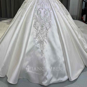 Vestido de Novia OY010 Elegance Satinado con Escote Corazón, Cristales, Estilo Imperio, Falda Voluminosa, Cola Capilla y Flores de Encaje Modernas - Product Image 6