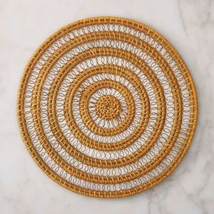 Set de table en macramé moderne, ajoutant une touche d'intérêt visuel, de chaleur naturelle et d'ambiance cosy aux espaces de repas quotidiens. - Product Image 2