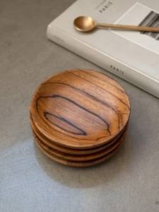 Sous-verres en bois faits à la main avec protection de table en bois de teck à grain naturel pour boissons chaudes et froides Walut Mat & Pads - Product Image 4