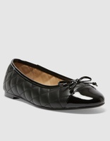 Ballerines noires matelassées à bout verni pour femmes, chaussures ballerines en cuir souple avec détail nœud, vente en gros OEM/ODM à faible MOQ