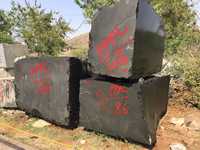 Blocs de granit noir absolu - Design contemporain, écologique et durable, 2700 kg/m, surface rugueuse pour usage en entrepôt