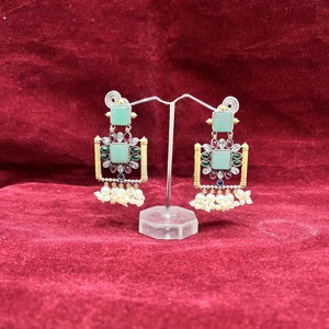 ต่างหูทองเหลืองสองสีสวยงาม ประดับด้วยพลอยโมนาลิซ่าหลากสี เหมาะสำหรับใส่ลำลองและในชีวิตประจำวัน ให้ลุคแบบทองและเงิน - Product Image 3