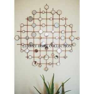 Cadre de miroir mural exclusif en métal antique avec un bord festonné et une patine unique, parfait pour les intérieurs sur mesure - Product Image 1