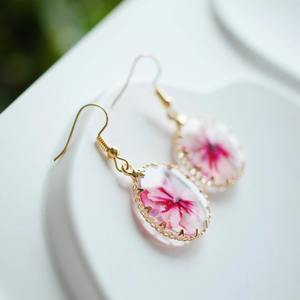 Boucles d'oreilles coeur en résine avec détails scintillants Boucles d'oreilles rondes en résine avec de vrais pétales de fleurs à l'intérieur au coût le plus bas - Product Image 1