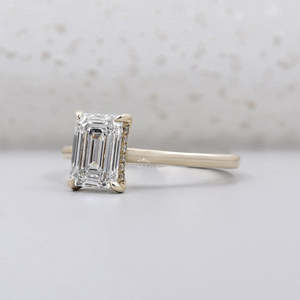 Anillo de Compromiso Solitario con Diamante Corte Esmeralda en Oro Amarillo, Certificado IGI - Product Image 3