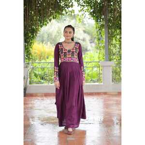 COLECCIÓN SUPER NAVRATRI 2025 DEL FESTIVAL GARBA JOVEN CHICA Y MUJER LLEVAN KURTY EN COLORES DE MODA - Product Image 1