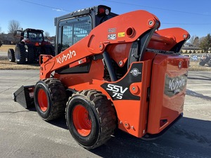 Chargeuse compacte sur pneus Kubota SSV75 d'occasion, modèle 2020, capacité de charge nominale de 9 tonnes, pompe hydraulique TCM, 2 vitesses - Product Image 2