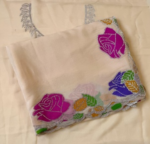 Sari de Georgette Brillante con Diseño de Estrellas, Bordado de Diamantes Zarkhan, Borde con Trabajo de Corte y Diseño de Rosas Estampado a Mano Minakari, para Fiestas - Product Image 5