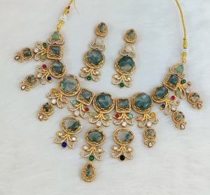 สร้อยคอคุณภาพระดับพรีเมียมลายทองเหลืองพร้อมต่างหูที่สวยงามชุดสร้อยคอที่สร้างแรงบันดาลใจจาก sabyasachi เหมาะสำหรับงานแต่งงานงานปาร์ตี้ - Product Image 1