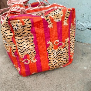 Bolsa de lona acolchada Estilos deportivos de fin de semana hechos de algodón con cierre de cremallera Bolsa de mano acolchada hecha a mano Bolsa de compras de algodón - Product Image 3