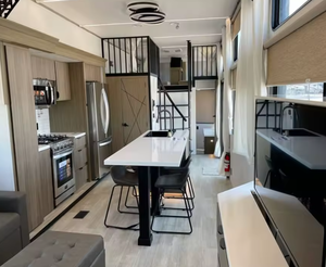 Autocaravanas y Remolques de Viaje F-o-r-e-s-t R-i-v-e-r Salem V-i-l-l-a G-r-a-n-d 44VIEW 2025 2024 2026 - Product Image 3