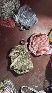 กระเป๋าผ้าฝ้ายทำมือพิมพ์ลายสกรีนแบบควิลท์สไตล์คันธาสีพาสเทลอ่อน ดีไซน์ลวดลายแบบนามธรรมเพื่อการส่งเสริมการขาย พิมพ์ลายศิลปะพื้นเมืองแบบสองด้าน สะพายไหล่ได้ - Product Image 2