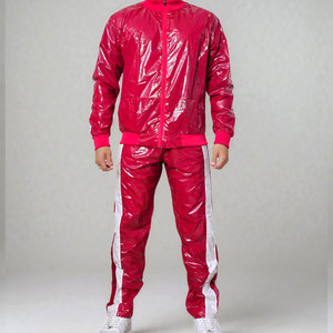 ชุดวอร์มไนลอนพิมพ์ลายสำหรับฤดูหนาวแบบขายส่ง เสื้อแจ็คเก็ตกันลมแบบมันเงาและกางเกงขายาว กันน้ำ รับผลิตแบบ OEM พร้อมสกรีนโลโก้ ชุดกีฬา - Product Image 3