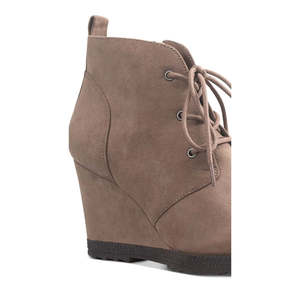 Botas Chelsea Kiraa para Mujer de Sun + Stone, Diseño de Tobillo Alto y Deslizable, Plantilla de Madera, Transpirables y Elegantes para Otoño e Invierno - Product Image 3