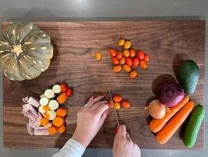 Planche à découper en bois de noyer 100% naturel, artisanale, en bois massif, adaptée à l'affichage des couteaux, à la découpe des légumes et à la cuisine - Product Image 2