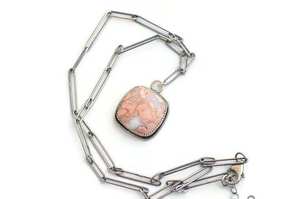 Collier pendentif en pierre d'agate rose avec barbe à papa, bijoux artisanaux en argent sterling oxydé de style bohème - Product Image 6