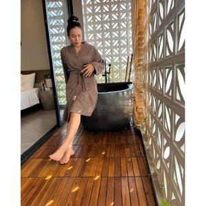 Venta al por mayor de Albornoz de algodón de color sólido para las mujeres de manga corta de secado rápido suave bata tejida para el invierno Loungewear Servicio OEM - Product Image 4