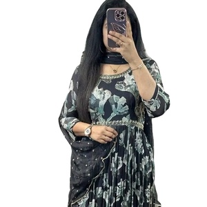 2024ชุดเสื้อถักคอวีสำหรับแม่บ้านชุดงานปักลายด้วยด้ายใส่สบายดูหรูหราสำหรับฤดูร้อน - Product Image 1