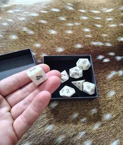 ลูกเต๋าทำมือจากกระดูกเขาสัตว์ คุณภาพสูง เป็นมิตรกับสิ่งแวดล้อม ดีไซน์เฉพาะตัว ขนาดสั่งทำได้ - Product Image 1