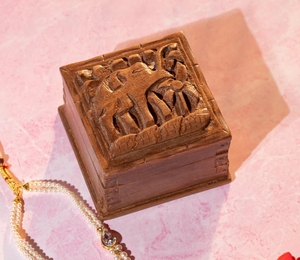 Cajas de joyería de diseño surtido talladas a mano de madera de nogal-Ideas de regalo únicas hechas a mano de 4x4 pulgadas para hombres y mujeres - Product Image 3