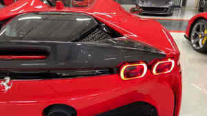 SF90 Spider 2025 d'occasion, excellent état, faible kilométrage, aucun problème mécanique, prêt à rouler - Product Image 4