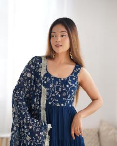 Chemisier en soie indien et pakistanais traditionnel New Look Lehenga Choli avec broderie miroir élégante pour les fêtes d'hiver - Product Image 6