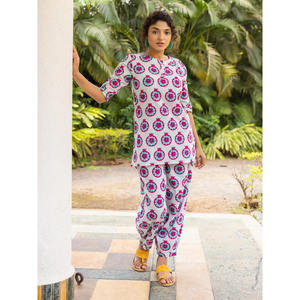 Top bohème chic en lin brodé pour femmes - Coupe ample, col asymétrique à volants longs - Product Image 2