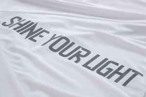 T-shirt personnalisé avec logo imprimé phosphorescent sur T-shirt avec impression par transfert de chaleur - Product Image 3