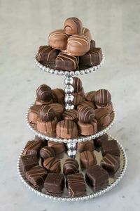 Design intemporel, le bol de service à chocolat en métal de finition de qualité supérieure couleur or redéfinit l'art de servir des chocolats avec style - Product Image 6