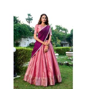 Conjuntos de Sarees de Seda Kanchipuram y Vichitra de Lujo, Muy Solicitados, con Bordado Personalizado y Opciones de Color Disponibles para la Venta - Product Image 1