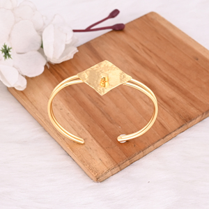กำไลข้อมือทองเหลืองสีเหลืองชุบทองแฮนด์เมดแบบเรียบกำไลข้อมือดีไซน์เนอร์สำหรับผู้หญิงขายส่ง - Product Image 4